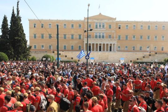 Πολίτες και πυροσβέστες έξω από τη Βουλή